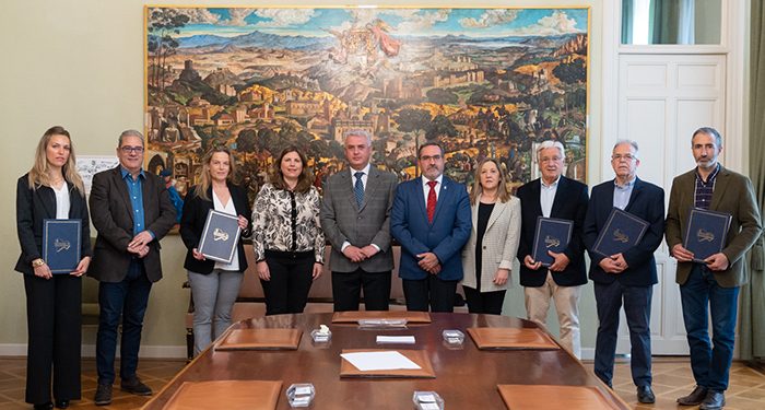 Vega firma con los Grupos de Acción Local los convenios para ayudar a los pueblos a gestionar fondos europeos