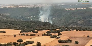 Aumentan los efectivos a siete medios y 30 personas para tratar de controlar un incendio en Valfermoso de Tajuña