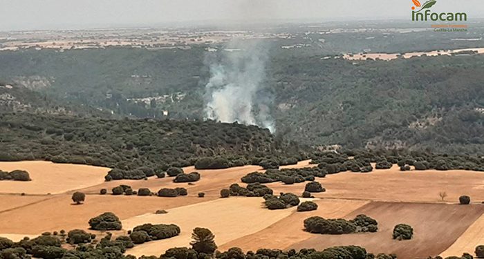 Controlado el incendio en Valfermoso de Tajuña 1 Aumentan los efectivos a siete medios y 30 personas para tratar de controlar un incendio en Valfermoso de Tajuña