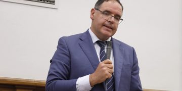 Prieto pide a Page que solucione la “insostenible” situación económica de los centros educativos debido a las subidas de la electricidad y de los combustibles