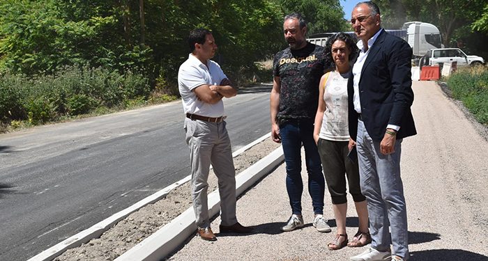 Comienzan los trabajos de asfaltado en el carril peatonal que unirá Tarancón con la ermita de la Virgen de Riánsares