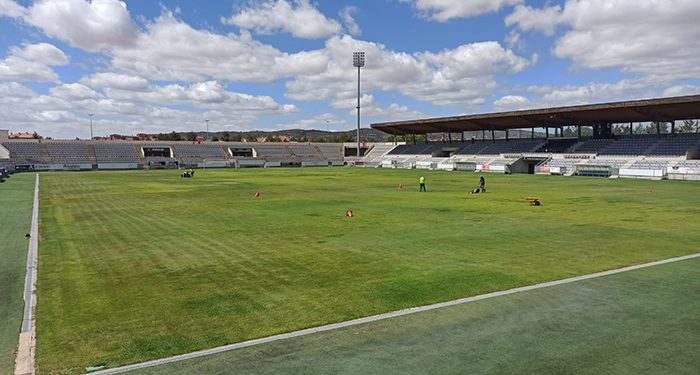Comienzan los trabajos de puesta a punto del césped del estadio municipal de La Fuensanta