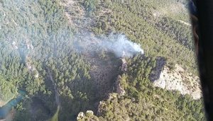 Cuatro medios y 24 personas luchan por controlar un incendio en Alcantud que arde por segunda vez este viernes