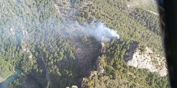 Cuatro medios y 24 personas luchan por controlar un incendio en Alcantud que arde por segunda vez este viernes