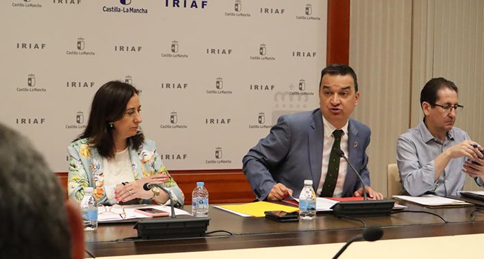 El Gobierno de Castilla-La Mancha, “de la mano del sector”, relanza el vino a través de los proyectos de la Fundación Tierra de Viñedos 1 El Gobierno de Castilla-La Mancha, “de la mano del sector”, relanza el vino a través de los proyectos de la Fundación Tierra de Viñedos