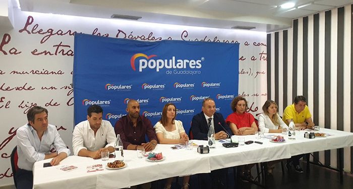El PP suspende los tres años de Rojo al frente del Gobierno municipal: “Ha frenado la ciudad, carece de iniciativa y no defiende Guadalajara” 1 El PP suspende los tres años de Rojo al frente del Gobierno municipal “Ha frenado la ciudad, carece de iniciativa y no defiende Guadalajara”