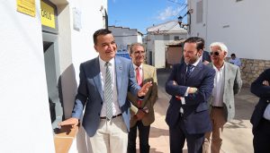 El primer cajero automático de los 100 que se instalarán en el medio rural se pone en marcha en Buendía con el impulso de la Junta y de la mano de Recamder