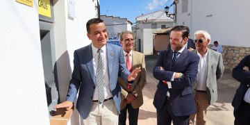 El primer cajero automático de los 100 que se instalarán en el medio rural se pone en marcha en Buendía con el impulso de la Junta y de la mano de Recamder