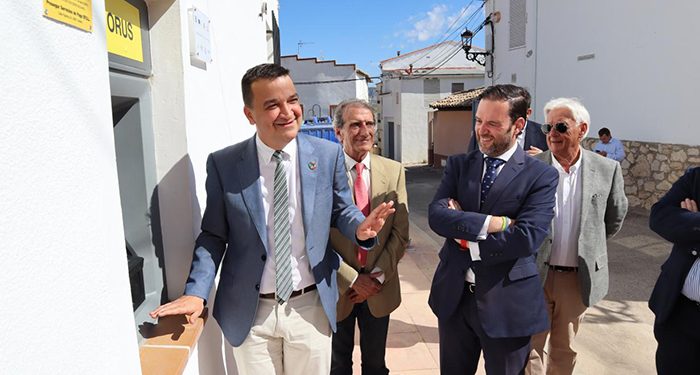 El primer cajero automático de los 100 que se instalarán en el medio rural se pone en marcha en Buendía con el impulso de la Junta y de la mano de Recamder