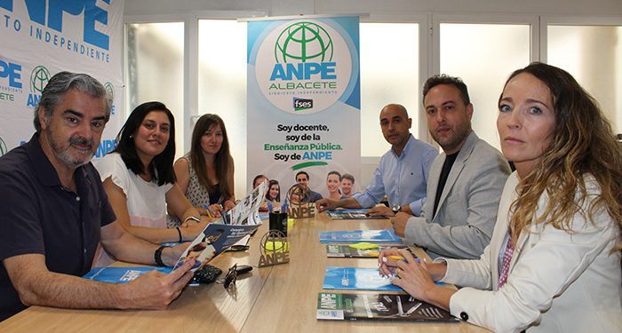 Jiménez lamenta que Page no tenga “ningún interés en mejorar las condiciones de los profesores, a los que llamó vagos durante la pandemia” 1 Jiménez lamenta que Page no tenga “ningún interés en mejorar las condiciones de los profesores, a los que llamó vagos durante la pandemia”