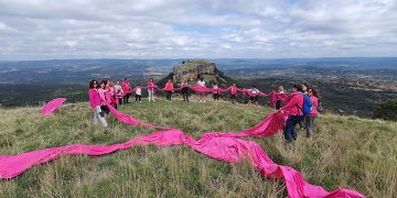 La escultura simbólica ‘Lazo rosa, Tetas de Viana por la Vida’ quedará inaugurada este sábado a los pies de los cerros gemelos