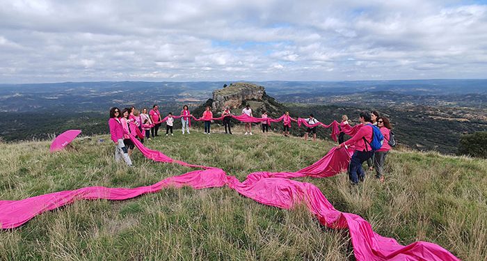 La escultura simbólica ‘Lazo rosa, Tetas de Viana por la Vida’ quedará inaugurada este sábado a los pies de los cerros gemelos
