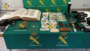 La Guardia Civil detiene a dos personas por robo en una vivienda en Cabanillas del Campo se habían llevado un ejemplar facsímil de la biblia de Gutenberg