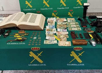 La Guardia Civil detiene a dos personas por robo en una vivienda en Cabanillas del Campo: se habían llevado un ejemplar facsímil de la biblia de Gutenberg 3 La Guardia Civil detiene a dos personas por robo en una vivienda en Cabanillas del Campo se habían llevado un ejemplar facsímil de la biblia de Gutenberg