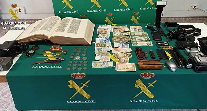 La Guardia Civil detiene a dos personas por robo en una vivienda en Cabanillas del Campo: se habían llevado un ejemplar facsímil de la biblia de Gutenberg 1 La Guardia Civil detiene a dos personas por robo en una vivienda en Cabanillas del Campo se habían llevado un ejemplar facsímil de la biblia de Gutenberg