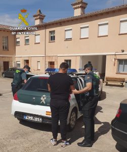 La Guardia Civil detiene a tres personas por robar en una finca agrícola en Cifuentes