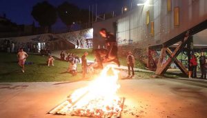 La Juventud de Cabanillas celebra la llegada del verano saltando hogueras y al ritmo de «DJ Mazo»