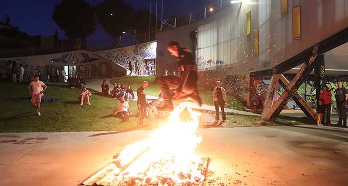 La Juventud de Cabanillas celebra la llegada del verano saltando hogueras y al ritmo de «DJ Mazo»
