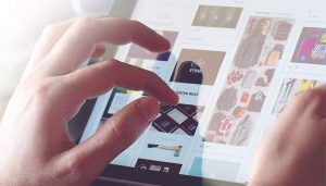 La Policía Nacional imparte un taller sobre compras seguras en internet para los mayores de Cuenca