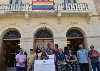 La sociedad conquense celebra el Día del Orgullo en los jardines de Diputación pidiendo acabar con la LGTBIfobia