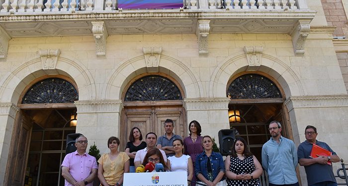 La sociedad conquense celebra el Día del Orgullo en los jardines de Diputación pidiendo acabar con la LGTBIfobia 1 La sociedad conquense celebra el Día del Orgullo en los jardines de Diputación pidiendo acabar con la LGTBIfobia