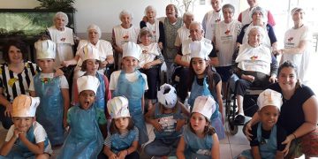 Las residencias de mayores Amavir celebran sus campamentos intergeneracionales de verano “De acampada con mis abuelos”