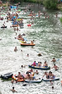 Las Vacas por el Tajo y la ola de calor llenan La Isla de corredores, bañistas, colchonetas y flotadores