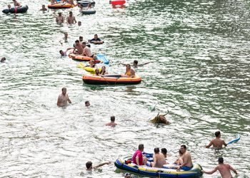 Las Vacas por el Tajo y la ola de calor llenan La Isla de corredores, bañistas, colchonetas y flotadores