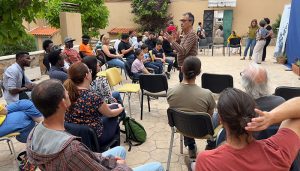 Los narradores europeos mantienen encuentros con estudiantes seguntinos y residentes de ACCEM