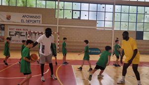 Más de cien niños participan en la clase de baloncesto ofrecida por Usman Garuba en el Ángel Lancho de Quintanar del Rey