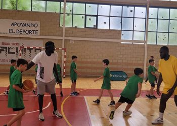 Más de cien niños participan en la clase de baloncesto ofrecida por Usman Garuba en el Ángel Lancho de Quintanar del Rey
