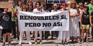 Más de cien personas se concentran en Guadalajara contra los polígonos eólicos y fotovoltaicos a gran escala