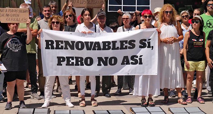 Más de cien personas se concentran en Guadalajara contra los polígonos eólicos y fotovoltaicos a gran escala