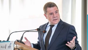 Page anuncia que Castilla-La Mancha ampliará a cuatro los años de contrato para los médicos que hagan el MIR en la región