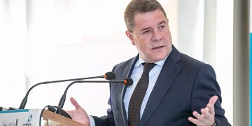 Page anuncia que Castilla-La Mancha ampliará a cuatro los años de contrato para los médicos que hagan el MIR en la región