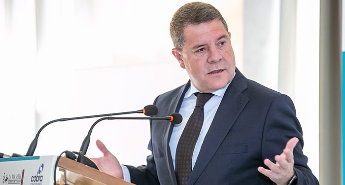 Page anuncia que Castilla-La Mancha ampliará a cuatro los años de contrato para los médicos que hagan el MIR en la región