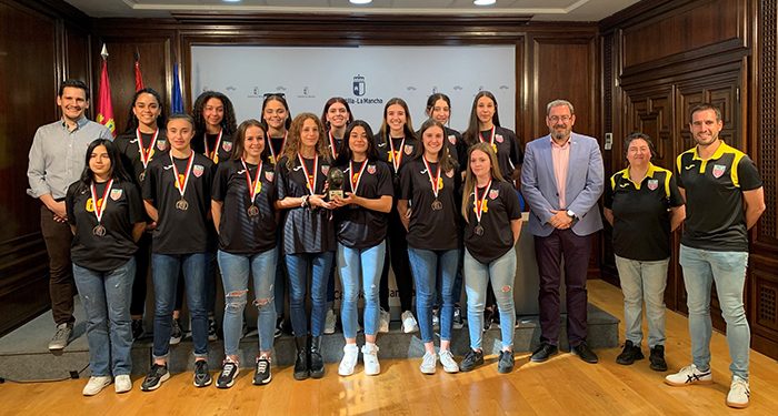 Robles recibe a los equipos alevín masculino de voleibol y junior femenino de baloncesto del Club Deportivo Salesianos tras ganar el campeonato regional