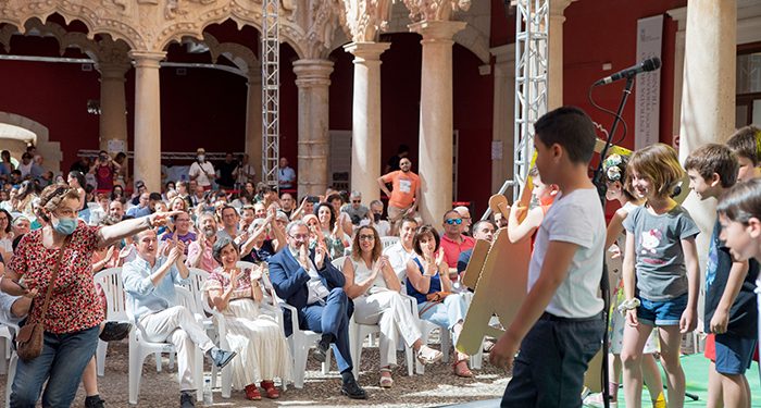 Rojo inaugura el Maratón de Cuentos con una historia popular ucraniana apelando a la fraternidad y al final de la guerra 1 Rojo inaugura el Maratón de Cuentos con una historia popular ucraniana apelando a la fraternidad y al final de la guerra