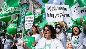 Suspenso de las enfermeras de Castilla-La Mancha a las administraciones por no protegerlas y cuidarlas cuando son agredidas