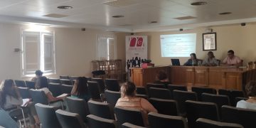 Una decena de personas participan en Talayuelas en la jornada sobre mujer rural y emprendimiento