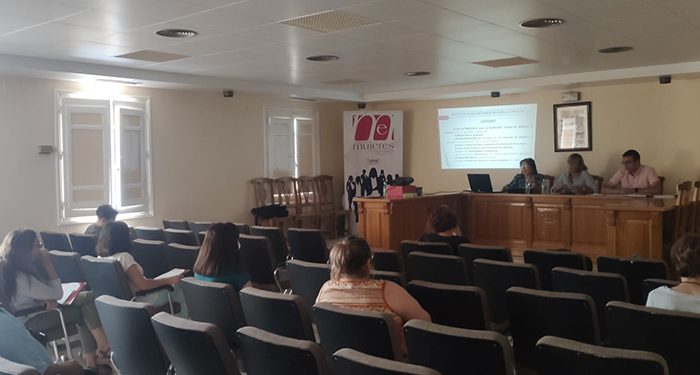 Una decena de personas participan en Talayuelas en la jornada sobre mujer rural y emprendimiento