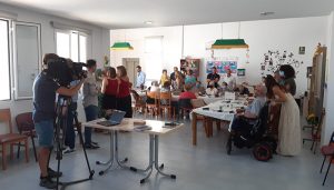 Una innovadora iniciativa de Endesa permite que pacientes de alzheimer participen en la construcción de sus plantas renovables en Cuenca