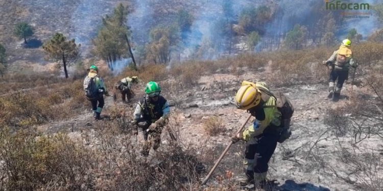 Los trabajos realizados durante la noche permiten estabilizar el incendio forestal de Valdepeñas de la Sierra, que baja a nivel 0