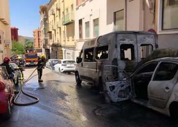 Arden dos vehículos en la calle Antonio Maura de Cuenca y el fuego daña otros tres vehículos más