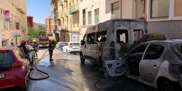 Arden dos vehículos en la calle Antonio Maura de Cuenca y el fuego daña otros tres vehículos más