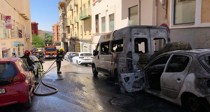 Arden dos vehículos en la calle Antonio Maura de Cuenca y el fuego daña otros tres vehículos más