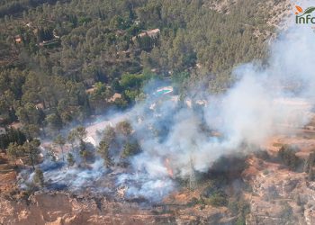 Auñón también arde Seis medios y 27 personas tratan de controlar un incendio en pleno monte