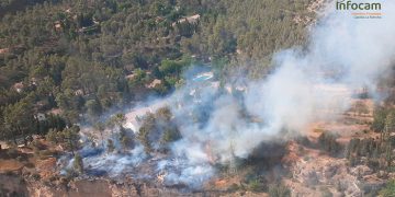 Auñón también arde Seis medios y 27 personas tratan de controlar un incendio en pleno monte