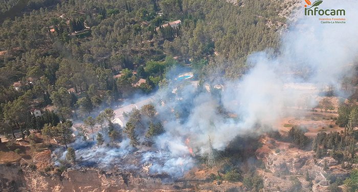 Auñón también arde Seis medios y 27 personas tratan de controlar un incendio en pleno monte