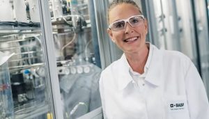 "A pesar de la tendencia alcista continuada en el precio de la energía y las materias primas, hemos logrado de nuevo unas ganancias sólidas en el segundo trimestre", declaró Martin Brudermüller, presidente de la Junta Directiva de BASF SE al presentar los resultados correspondientes al segundo trimestre de 2022 junto con el CFO, Hans-Ulrich Engel. BASF ya había publicado sus cifras provisionales el 11 de julio.  El Grupo BASF registró ventas de 23.000 millones de euros, 3.200 millones por encima del nivel del mismo trimestre del ejercicio anterior. Este incremento del 16,3% se debió primordialmente al aumento de precios significativo que BASF pudo introducir en prácticamente todos los segmentos.  Al situarse en 2.300 millones de euros, el resultado de explotación (EBIT) antes de extraordinarios alcanzó el nivel ya destacable del segundo trimestre de 2021. Los segmentos de Soluciones Agrícolas y Nutrición & Cuidado incrementaron notablemente sus ganancias, mientras que estas aumentaron ligeramente en el de Soluciones Industriales. El EBIT antes de extraordinarios mejoró considerablemente en Otros. En cambio, los segmentos de Productos Químicos y Materiales generaron un EBIT antes de extraordinarios considerablemente menor. En el segmento de Tecnologías de Superficie, el EBIT antes de extraordinarios también sufrió un declive considerable.  El EBIT creció 34 millones de euros hasta los 2.400 millones de euros. El resultado de explotación antes de depreciaciones, amortizaciones y extraordinarios (EBITDA antes de extraordinarios) creció en 76 millones de euros hasta los 3.300 millones de euros; por su parte, en el segundo trimestre de 2022 el EBITDA alcanzó los 3.400 millones de euros, lo que supone un incremento de 197 millones de euros.  Evolución de los flujos de caja durante el segundo trimestre de 2022  Los flujos de caja operativos alcanzaron los 1.200 millones de euros en el segundo trimestre de 2022, es decir, 1.300 millones menos que durante el mismo trimestre del ejercicio anterior. Por su parte, el flujo de caja libre fue de 336 millones, tras los 1.800 millones de euros registrados en el segundo trimestre de 2021.  Evolución de los segmentos de BASF en el segundo trimestre de 2022  Las ventas del segmento de Productos Químicos acusaron un incremento significativo de un 27,2% frente al segundo trimestre de 2021 y llegaron a los 4.300 millones de euros. Ambas divisiones operativas contribuyeron a este resultado. El crecimiento de las ventas estuvo propiciado, en primera instancia, por unos precios considerablemente más altos en ambas divisiones para repercutir el alza de los precios de la energía y las materias primas en un contexto de fuerte demanda continuada. El EBIT antes de extraordinarios siguió situándose a un nivel alto (853 millones de euros), si bien muy por debajo de las ganancias excepcionalmente sólidas que se habían logrado en el segundo trimestre del ejercicio anterior. Esto se debe, sobre todo, a una notable contracción de las ganancias en la división de Productos Petroquímicos, propiciada a su vez por unos costes fijos más elevados como resultado del incremento de los precios de la energía y los efectos de divisa.  El segmento de Materiales registró ventas por valor de 4.900 millones de euros, lo que supone un destacable aumento del 29,9% en comparación con el mismo periodo del ejercicio anterior. Esto se debió principalmente al sólido crecimiento de las ventas en la división de Monómeros. En lo que respecta a Materiales de Alto Rendimiento, esta división también registró un incremento considerable. La evolución positiva de las ventas se vio propiciada básicamente por el aumento significativo de los precios para repercutir el alza de los costes de las materias primas. Al situarse en 668 millones de euros, el EBIT antes de extraordinarios experimentó un fuerte descenso en comparación con el segundo trimestre de 2021. En ambas divisiones, los márgenes más altos no lograron compensar el incremento de los costes fijos.  Las ventas del segmento de Soluciones Industriales acusaron un incremento significativo en comparación con el segundo trimestre de 2021 y llegaron a los 2.600 millones de euros. Esto representa un aumento de un 12,1%, debido principalmente a un sólido crecimiento de las ventas en la división de Performance Chemicals. Por otra parte, en la división de Dispersiones & Resinas, las ventas acusaron un ligero crecimiento que se debió fundamentalmente a unos niveles de precios considerablemente más altos en todas las áreas de negocio y todas las regiones. A su vez, esto fue el resultado del alza de precios de las materias primas, la energía y el transporte. El EBIT antes de extraordinarios de este segmento, de 323 millones de euros, se situó ligeramente por encima del nivel alcanzado en el mismo trimestre de 2021. Esto reflejó el incremento significativo de las ganancias en la división de Performance Chemicals, principalmente por el crecimiento de los márgenes propiciado por los precios.  En el segmento de Tecnologías de Superficie, las ventas fueron de 5.400 millones de euros, un 7,6% por debajo del mismo trimestre del ejercicio anterior. El notable crecimiento de las ventas en la división de Coatings no logró compensar la fuerte caída en la de Catalizadores. La disminución de las ventas en términos interanuales se debió principalmente a la merma significativa de los volúmenes en la división de Catalizadores, debida sobre todo a una menor demanda del sector de la automoción a causa de un suministro insuficiente de semiconductores y de los confinamientos en China. El EBIT antes de extraordinarios pasó de los 289 millones registrados durante el segundo trimestre de 2021 a los 227 millones de euros, lo que supone una caída considerable determinada por el acusado descenso del EBIT antes de extraordinarios en la división de Coatings, motivado principalmente por unos costes fijos más altos.  En comparación con el segundo trimestre de 2021, el segmento de Nutrición & Cuidado registró un incremento de las ventas del 30,9%, hasta los 2.100 millones de euros. Ambas divisiones contribuyeron significativamente a este resultado, propiciado por unos precios considerablemente más altos en todas las áreas de negocio con el fin de repercutir el alza de precios de las materias primas y la energía. El EBIT antes de extraordinarios de este segmento se situó considerablemente por encima del nivel alcanzado durante el mismo trimestre del ejercicio anterior y llegó hasta los 213 millones de euros. Esto se debió al incremento notable del EBIT antes de extraordinarios en la división de Care Chemicals.  Las ventas de 2.500 millones de euros del segmento de Soluciones Agrícolas se incrementaron de forma significativa en comparación con el segundo trimestre de 2021. Este aumento, de un 25,3%, puede atribuirse principalmente a los precios más altos en todas las regiones y a los efectos de divisa positivos, sobre todo del dólar estadounidense. Unos volúmenes notablemente más altos también contribuyeron a esta evolución de las ventas. El EBIT antes de extraordinarios, de 223 millones de euros, se situó muy por encima del nivel alcanzado en el mismo trimestre del ejercicio anterior. Esto se debió principalmente a la evolución positiva de las ventas, que logró compensar con creces el aumento de los costes.  Las ventas de Otros crecieron considerablemente en comparación con el segundo trimestre de 2021 hasta los 1.100 millones de euros, principalmente como reflejo del incremento de las ventas en el comercio de productos básicos. Por su parte, el EBIT antes de extraordinarios registró una mejora considerable frente al mismo periodo del ejercicio anterior al situarse en -168 millones de euros.  Perspectivas del Grupo BASF para 2022  La valoración del entorno económico global para 2022 se ha ajustado tal y como se muestra a continuación (entre paréntesis se indican las hipótesis anteriores del Informe de 2021 de BASF; las previsiones de crecimiento actuales están redondeadas):  Crecimiento del producto interior bruto: +2,5% (+3,8%) Crecimiento de la producción industrial: +3,0% (+3,8%) Crecimiento de la producción química: +2,5% (+3,5%) Tipo de cambio promedio euro-dólar de 1,07 $ por euro (1,15 $ por euro) Precio promedio anual del barril de petróleo (Brent) de 110 $ (75 $ por barril) Para la segunda mitad del año, BASF prevé un enfriamiento gradual en la evolución de la economía global, mucho más pronunciado en el caso de Europa. Este pronóstico presupone que no haya restricciones severas como resultado de nuevos confinamientos en China y que la escasez de gas natural no conlleve ceses de producción en Europa.  Tomando como base los supuestos anteriores y la evolución muy positiva del negocio durante la primera mitad de 2022, las previsiones para el Grupo BASF para el ejercicio de 2022 se han ajustado tal y como se indica a continuación (con las estimaciones anteriores del Informe de 2021 de BASF entre paréntesis):  Crecimiento de las ventas de entre 86.000 millones y 89.000 millones de euros (entre 74.000 y 77.000 millones de euros) EBIT antes de extraordinarios de entre 6.800 millones y  7.200 millones de euros (entre 6.600 millones y 7.200 millones de euros) Rentabilidad del capital empleado (ROCE) de entre un 10,5% y un 11% (entre un 11,4% y un 12,6%) Reducción de las emisiones de CO2 a un volumen de entre 18,4 millones de toneladas métricas y 19,4 millones de toneladas métricas (entre 19,6 millones de toneladas métricas y 20,6 millones de toneladas métricas) La situación actual, marcada principalmente por la guerra en Ucrania y su impacto en los precios de la energía y las materias primas y la disponibilidad de estas, sobre todo en Europa, podría dar como resultado otras condiciones adversas que diverjan de las hipótesis formuladas anteriormente. En particular, entrañarían riesgos las interrupciones de la producción en las principales plantas europeas como resultado de una introducción de restricciones adicionales al suministro de gas europeo proveniente de Rusia. En ese caso, la pérdida de capacidades en el continente europeo podría compensarse parcialmente con un mayor aprovechamiento de las capacidades de las plantas situadas fuera de Europa. Asimismo, el desarrollo futuro de la pandemia por coronavirus, así como las medidas destinadas a contener el número de infecciones, también podrían suponer riesgos. Las oportunidades radicarían en que se mantuvieran los márgenes elevados aun en el caso de una recesión económica. BASF está dando respuesta a dicha recesión introduciendo medidas de reducción de costes.     Acerca de BASF  En BASF, creamos química para un futuro sostenible. Combinamos el éxito económico con la responsabilidad social y la protección del medio ambiente. El Grupo BASF cuenta con alrededor de 111.000 colaboradores que contribuyen al éxito de nuestros clientes en casi todos los sectores y países del mundo. Nuestra cartera abarca seis segmentos: Productos Químicos, Materiales, Soluciones Industriales, Tecnologías de Superficie, Nutrición & Cuidado y Soluciones Agrícolas. En 2021, BASF generó unas ventas de unos 78.600 millones de euros. Las acciones de BASF cotizan en las bolsas de Frankfurt (BAS) y en Estados Unidos (BASFY) como ADR (American Depositary Receipts). Más información en www.basf.com.     Declaraciones sobre el futuro y predicciones  Esta nota de prensa contiene declaraciones relativas a perspectivas de futuro. Estas declaraciones se basan en las estimaciones y proyecciones actuales de la Junta Directiva y en la información actualmente disponible. Las declaraciones futuras no son garantías de los desarrollos futuros y los resultados aquí esbozados. Estos dependen de una serie de factores, implican diversos riesgos e incertidumbres y se basan en supuestos que quizá no resulten precisos. BASF no asume la obligación de actualizar las declaraciones relativas a perspectivas de futuro que contiene esta nota de prensa más allá de las exigencias legales.